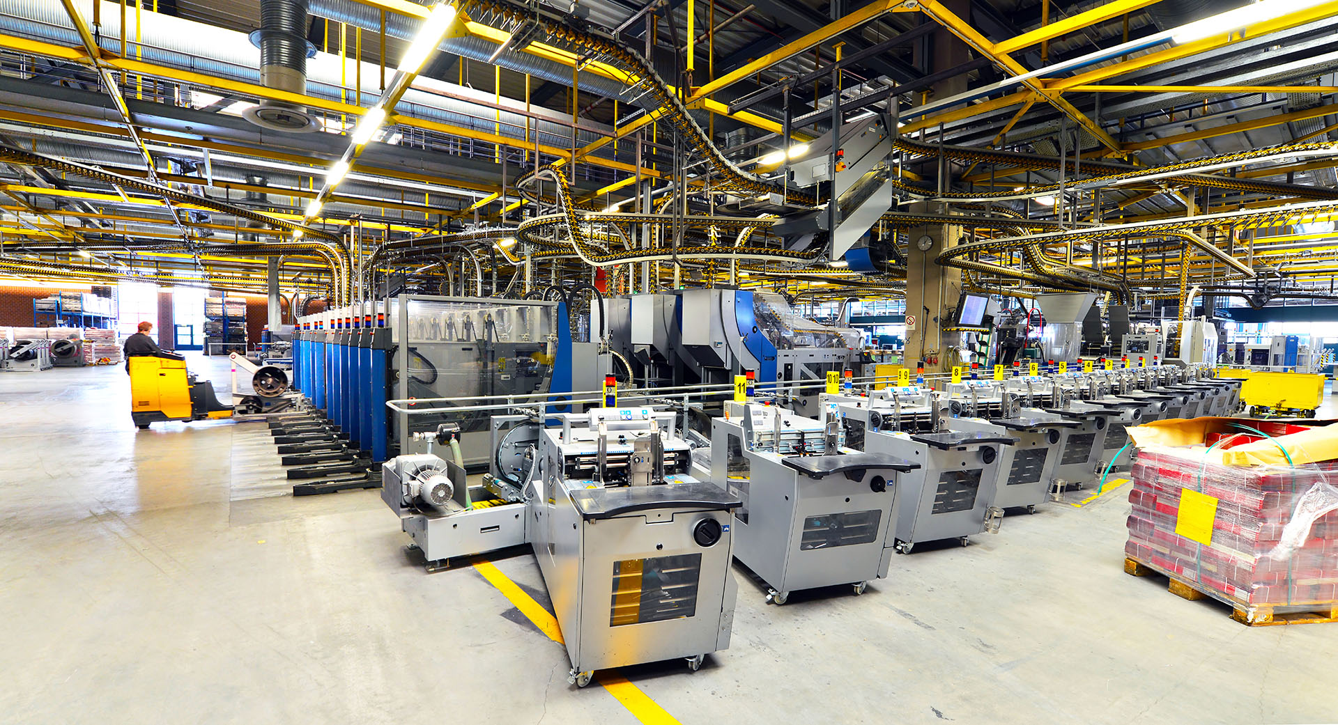 Moderne Industrieanlage mit Fördertechnik, Maschinen und automatisierten Prozessen