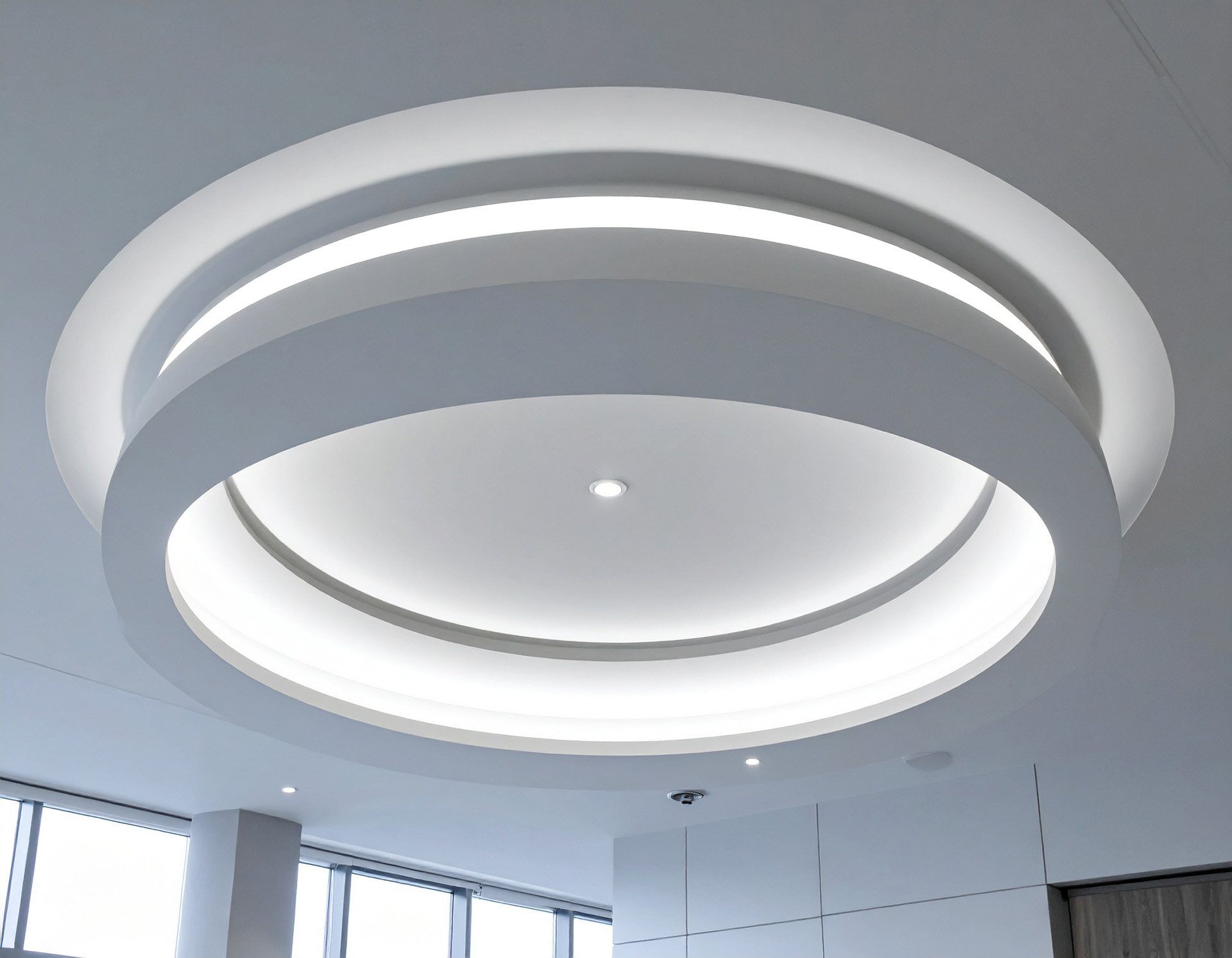 Modernes kreisförmiges Deckenlicht in heller Büro-Innenarchitektur